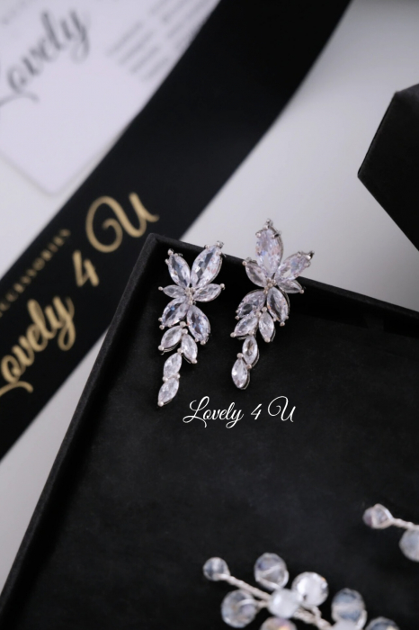 Cercei Mireasă SELLY – Eleganță și Strălucire, Cercei Zirconiu Cubic AAA Placati cu Rodiu, Cercei Eleganți Argintii pentru Mireasă, Cercei de Lux cu Strălucire de Diamant, Bijuterii de Mireasă – Cercei SELLY Handmade, Cercei Statement pentru Ocazii Speciale, Cercei Rafinați pentru Nuntă și Evenimente, Cercei Argintii cu Pietricele de Zirconiu, Cercei pentru Mireasă – Design Sofisticat, Cercei SELLY – Strălucire și Eleganță Premium,Cercei mireasa, Bijuterii mireasa, cercei mireasa cu pietricele, cercei cu șurub, CERCEI LOVELY 4 U [13]