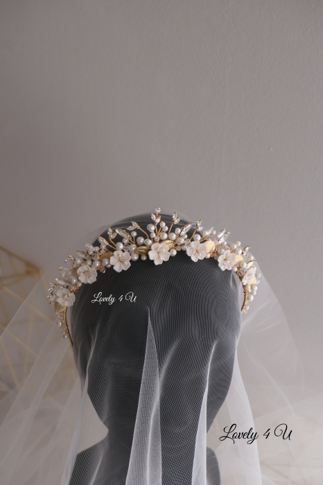 Coronita de lux, Coronita mireasa, Coronita  cu perle. Coronita mireasa cu perle, Accesorii mireasa, Coronita mireasa cu flori, Diadema mireasa, Tiara mireasa, Bijuterii mireasa de lux, Accesorii Lovely 4 U, lovely4u.ro, accesoriu auriu mireasa, accesoriu pentru par, coronita aurie, coronita mireasa, diadema mireasa, tiara cu frunze aurii, TIARA MIREASA, tiara nunta, accesorii LOVELY 4 U, Coronita de lux, mireasa 2024, coronita cu perle mireasa, coroana mireasa, coronita inalta mireasa, coronita premium, coronite de par pentru mirese [2]