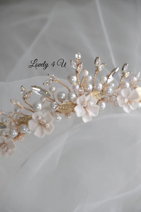 Coronita de lux, Coronita mireasa, Coronita  cu perle. Coronita mireasa cu perle, Accesorii mireasa, Coronita mireasa cu flori, Diadema mireasa, Tiara mireasa, Bijuterii mireasa de lux, Accesorii Lovely 4 U, lovely4u.ro, accesoriu auriu mireasa, accesoriu pentru par, coronita aurie, coronita mireasa, diadema mireasa, tiara cu frunze aurii, TIARA MIREASA, tiara nunta, accesorii LOVELY 4 U, Coronita de lux, mireasa 2024, coronita cu perle mireasa, coroana mireasa, coronita inalta mireasa, coronita premium, coronite de par pentru mirese [19]