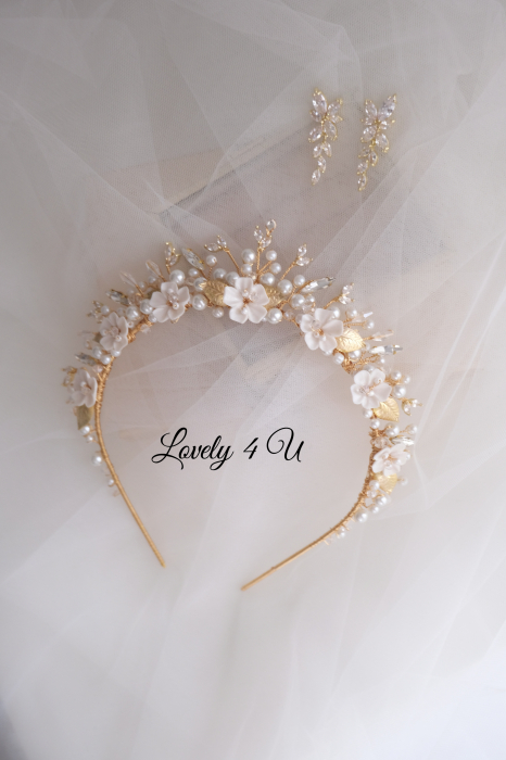 Coronita de lux, Coronita mireasa, Coronita  cu perle. Coronita mireasa cu perle, Accesorii mireasa, Coronita mireasa cu flori, Diadema mireasa, Tiara mireasa, Bijuterii mireasa de lux, Accesorii Lovely 4 U, lovely4u.ro, accesoriu auriu mireasa, accesoriu pentru par, coronita aurie, coronita mireasa, diadema mireasa, tiara cu frunze aurii, TIARA MIREASA, tiara nunta, accesorii LOVELY 4 U, Coronita de lux, mireasa 2024, coronita cu perle mireasa, coroana mireasa, coronita inalta mireasa, coronita premium, coronite de par pentru mirese [11]