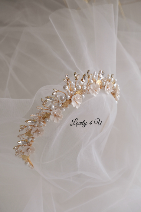 Coronita de lux, Coronita mireasa, Coronita  cu perle. Coronita mireasa cu perle, Accesorii mireasa, Coronita mireasa cu flori, Diadema mireasa, Tiara mireasa, Bijuterii mireasa de lux, Accesorii Lovely 4 U, lovely4u.ro, accesoriu auriu mireasa, accesoriu pentru par, coronita aurie, coronita mireasa, diadema mireasa, tiara cu frunze aurii, TIARA MIREASA, tiara nunta, accesorii LOVELY 4 U, Coronita de lux, mireasa 2024, coronita cu perle mireasa, coroana mireasa, coronita inalta mireasa, coronita premium, coronite de par pentru mirese [15]