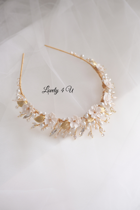 Coronita de lux, Coronita mireasa, Coronita  cu perle. Coronita mireasa cu perle, Accesorii mireasa, Coronita mireasa cu flori, Diadema mireasa, Tiara mireasa, Bijuterii mireasa de lux, Accesorii Lovely 4 U, lovely4u.ro, accesoriu auriu mireasa, accesoriu pentru par, coronita aurie, coronita mireasa, diadema mireasa, tiara cu frunze aurii, TIARA MIREASA, tiara nunta, accesorii LOVELY 4 U, Coronita de lux, mireasa 2024, coronita cu perle mireasa, coroana mireasa, coronita inalta mireasa, coronita premium, coronite de par pentru mirese [13]