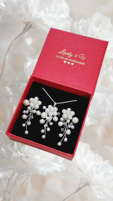 set bijuterii mireasă, cercei cu perle și cristale, pandantiv argint 925, lanț bijuterii mireasă, bijuterii IRINA, accesoriu păr nunta, bijuterii personalizabile, accesorii elegante pentru mirese, Lovely 4 U, bijuterii handmade România, set bijuterii bridal, bijuterii de colecție mireasă [5]