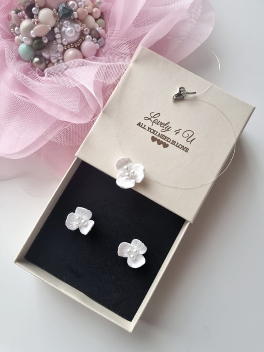 Set bijuterii NORA - set mireasă cu flori albe și perle - bijuterii handmade realizate în România [3]
