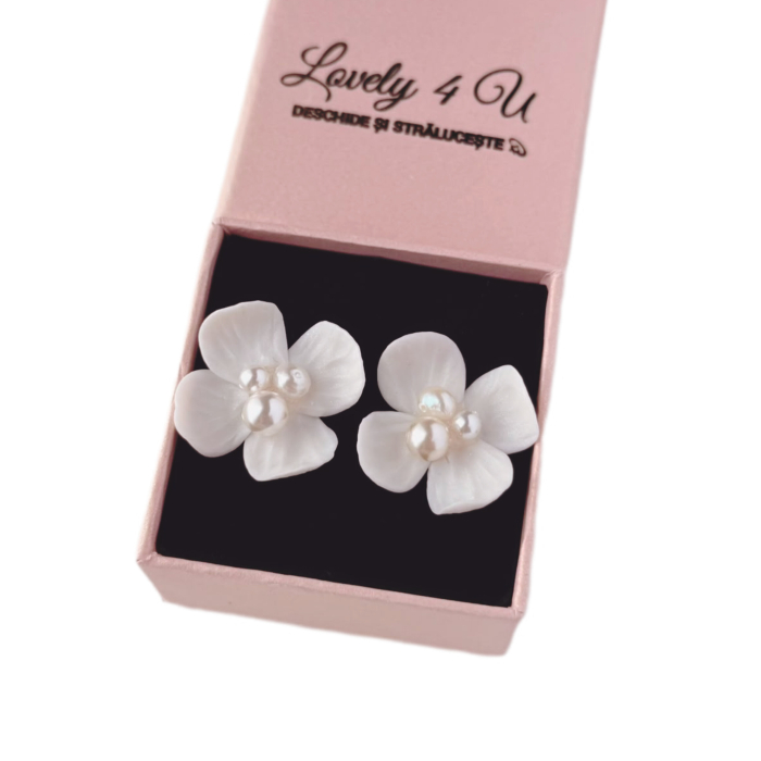 set bijuterii mireasă, set bijuterii flori handmade, cercei floare ivory, colier invizibil cu floare, colier cu fir transparent, set bijuterii perle mireasă, set bijuterii cununie civilă, bijuterii handmade România, bijuterii delicate cu flori, cercei floare cu perle, colier cu perle Swarovski, bijuterii mireasă naturale, set bijuterii ivory, bijuterii unicat mireasă, cadou elegant femeie, cercei eleganți handmade, colier mireasă fin, cercei argint placat cu aur, bijuterii Lovely 4 U, accesorii mireasă rafinate, [6]