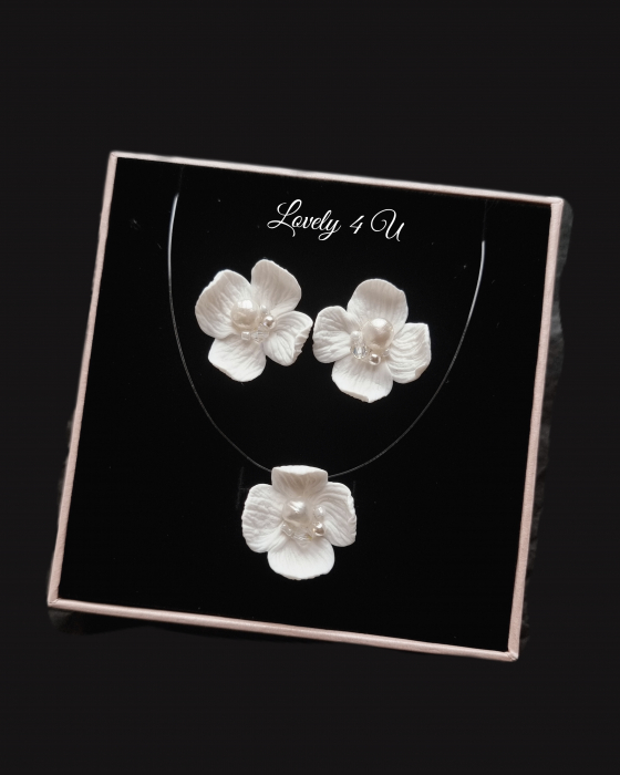 set bijuterii mireasă, set bijuterii flori handmade, cercei floare ivory, colier invizibil cu floare, colier cu fir transparent, set bijuterii perle mireasă, set bijuterii cununie civilă, bijuterii handmade România, bijuterii delicate cu flori, cercei floare cu perle, colier cu perle Swarovski, bijuterii mireasă naturale, set bijuterii ivory, bijuterii unicat mireasă, cadou elegant femeie, cercei eleganți handmade, colier mireasă fin, cercei argint placat cu aur, bijuterii Lovely 4 U, accesorii mireasă rafinate, [2]
