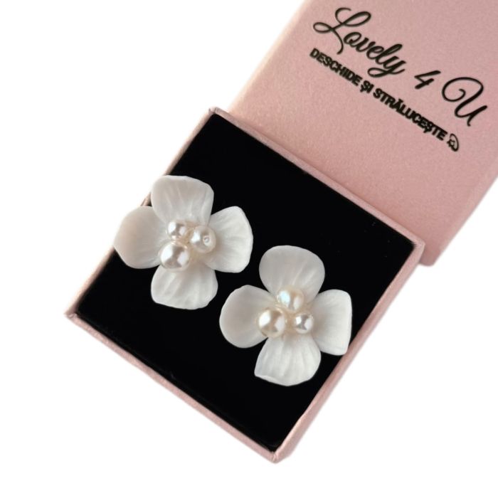 set bijuterii mireasă, set bijuterii flori handmade, cercei floare ivory, colier invizibil cu floare, colier cu fir transparent, set bijuterii perle mireasă, set bijuterii cununie civilă, bijuterii handmade România, bijuterii delicate cu flori, cercei floare cu perle, colier cu perle Swarovski, bijuterii mireasă naturale, set bijuterii ivory, bijuterii unicat mireasă, cadou elegant femeie, cercei eleganți handmade, colier mireasă fin, cercei argint placat cu aur, bijuterii Lovely 4 U, accesorii mireasă rafinate, [3]