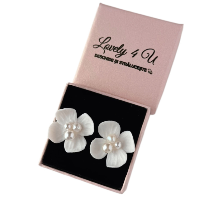 set bijuterii mireasă, set bijuterii flori handmade, cercei floare ivory, colier invizibil cu floare, colier cu fir transparent, set bijuterii perle mireasă, set bijuterii cununie civilă, bijuterii handmade România, bijuterii delicate cu flori, cercei floare cu perle, colier cu perle Swarovski, bijuterii mireasă naturale, set bijuterii ivory, bijuterii unicat mireasă, cadou elegant femeie, cercei eleganți handmade, colier mireasă fin, cercei argint placat cu aur, bijuterii Lovely 4 U, accesorii mireasă rafinate, [2]
