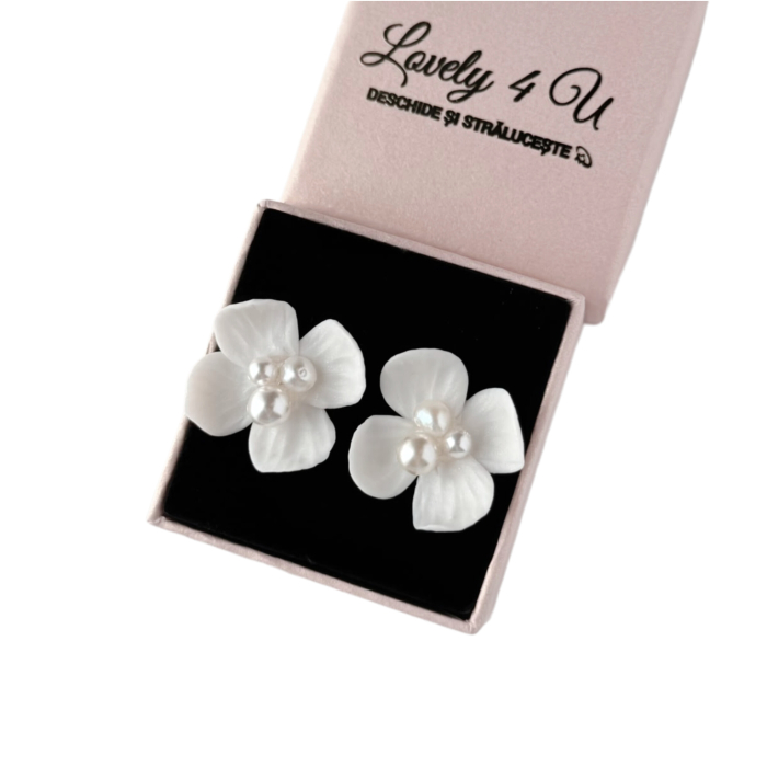 set bijuterii mireasă, set bijuterii flori handmade, cercei floare ivory, colier invizibil cu floare, colier cu fir transparent, set bijuterii perle mireasă, set bijuterii cununie civilă, bijuterii handmade România, bijuterii delicate cu flori, cercei floare cu perle, colier cu perle Swarovski, bijuterii mireasă naturale, set bijuterii ivory, bijuterii unicat mireasă, cadou elegant femeie, cercei eleganți handmade, colier mireasă fin, cercei argint placat cu aur, bijuterii Lovely 4 U, accesorii mireasă rafinate, [5]
