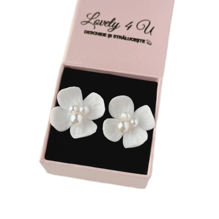 set bijuterii mireasă, set bijuterii flori handmade, cercei floare ivory, colier invizibil cu floare, colier cu fir transparent, set bijuterii perle mireasă, set bijuterii cununie civilă, bijuterii handmade România, bijuterii delicate cu flori, cercei floare cu perle, colier cu perle Swarovski, bijuterii mireasă naturale, set bijuterii ivory, bijuterii unicat mireasă, cadou elegant femeie, cercei eleganți handmade, colier mireasă fin, cercei argint placat cu aur, bijuterii Lovely 4 U, accesorii mireasă rafinate, [7]