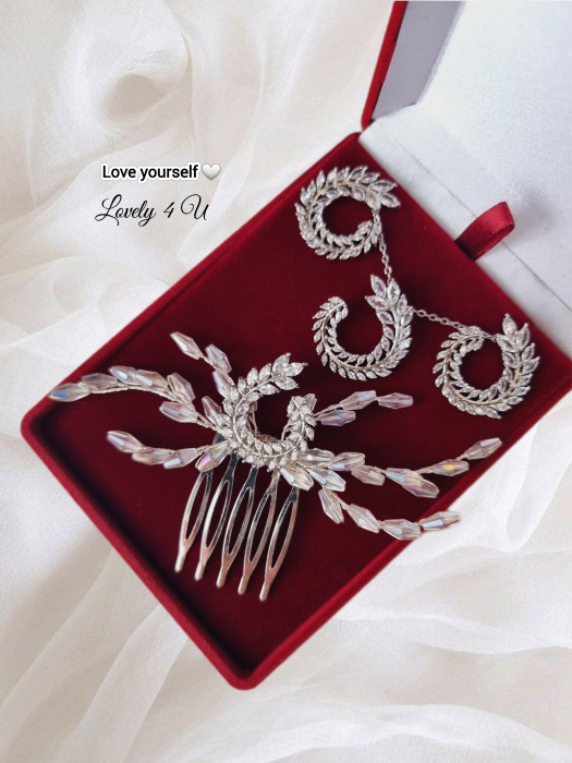 Set mireasă LIVIA - diademă, colier și cercei cu zirconiu cubic, Set bijuterii mireasă LIVIA - accesorii elegante placate cu aur, Diademă mireasă LIVIA - accesoriu regal cu pietre de zirconiu, Colier mireasă LIVIA - bijuterie delicată cu cristale și zirconiu, Cercei lungi mireasă LIVIA - eleganță și rafinament pentru evenimente speciale, Set LIVIA - bijuterii premium pentru mireasă, nașă sau soacră, Bijuterii mireasă set LIVIA - strălucire și eleganță pentru ziua nunții, Set mireasă LIVIA - accesorii handmade de lux pentru nuntă, Set bijuterii nuntă LIVIA - detalii fine pentru un look sofisticat, Accesorii mireasă LIVIA - diademă, cercei și colier pentru o apariție memorabilă, [5]