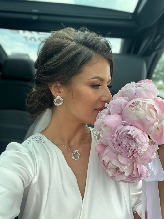 Set mireasă LIVIA - diademă, colier și cercei cu zirconiu cubic, Set bijuterii mireasă LIVIA - accesorii elegante placate cu aur, Diademă mireasă LIVIA - accesoriu regal cu pietre de zirconiu, Colier mireasă LIVIA - bijuterie delicată cu cristale și zirconiu, Cercei lungi mireasă LIVIA - eleganță și rafinament pentru evenimente speciale, Set LIVIA - bijuterii premium pentru mireasă, nașă sau soacră, Bijuterii mireasă set LIVIA - strălucire și eleganță pentru ziua nunții, Set mireasă LIVIA - accesorii handmade de lux pentru nuntă, Set bijuterii nuntă LIVIA - detalii fine pentru un look sofisticat, Accesorii mireasă LIVIA - diademă, cercei și colier pentru o apariție memorabilă, [4]