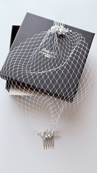 ÉLISE, voaletă mireasă birdcage handmade cu perle, 2 piepteni decorați și dimensiuni personalizabile. Creată manual în România de LOVELY 4 U. [9]