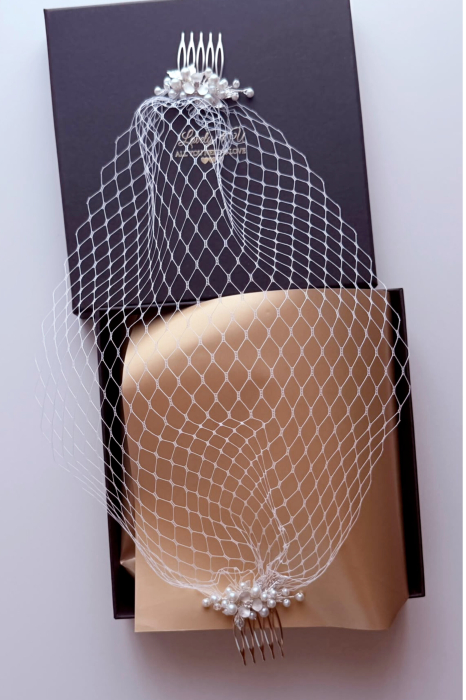 ÉLISE, voaletă mireasă birdcage handmade cu perle, 2 piepteni decorați și dimensiuni personalizabile. Creată manual în România de LOVELY 4 U. [3]