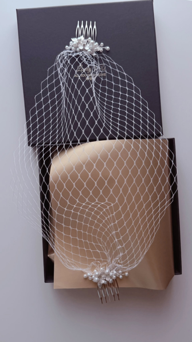 ÉLISE, voaletă mireasă birdcage handmade cu perle, 2 piepteni decorați și dimensiuni personalizabile. Creată manual în România de LOVELY 4 U. [12]