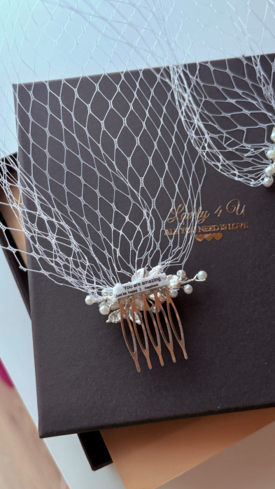 ÉLISE, voaletă mireasă birdcage handmade cu perle, 2 piepteni decorați și dimensiuni personalizabile. Creată manual în România de LOVELY 4 U. [13]