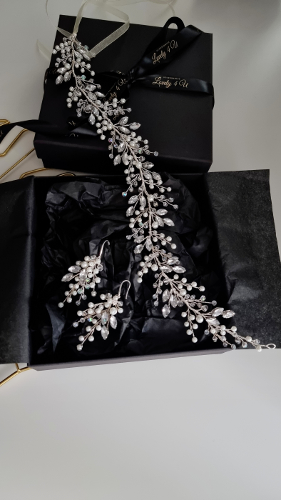 diadema mireasă, coroniță mireasă, accesoriu păr mireasă, diadema handmade, coroniță cu perle, accesoriu elegant mireasă, bijuterii mireasă, diademă placată cu argint, accesorii păr nuntă, diademă delicată, coroniță finuță mireasă, diadema sofisticată, accesoriu boho mireasă, diademă cu pietricele, diademă pentru coc, accesoriu păr elegant, coroniță de lux mireasă, bijuterii nuntă, diademă cu flori, accesoriu păr placat cu argint, coroniță rafinată, accesoriu păr delicat, accesorii Lovely 4 U, accesoriu păr evenimente speciale, bijuterii deosebite mireasă, diademă pentru coafuri romantice, accesoriu păr premium, diademă cu cristale și perle, accesoriu handmade, coroniță pentru bucle lejere, accesoriu păr mireasă elegant, bijuterii placate cu argint, accesoriu mireasă regal, diademă pentru voal mireasă, coroniță sofisticată pentru nuntă, accesoriu păr rafinat. [14]