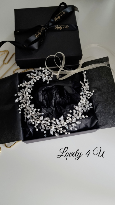 diadema mireasă, coroniță mireasă, accesoriu păr mireasă, diadema handmade, coroniță cu perle, accesoriu elegant mireasă, bijuterii mireasă, diademă placată cu argint, accesorii păr nuntă, diademă delicată, coroniță finuță mireasă, diadema sofisticată, accesoriu boho mireasă, diademă cu pietricele, diademă pentru coc, accesoriu păr elegant, coroniță de lux mireasă, bijuterii nuntă, diademă cu flori, accesoriu păr placat cu argint, coroniță rafinată, accesoriu păr delicat, accesorii Lovely 4 U, accesoriu păr evenimente speciale, bijuterii deosebite mireasă, diademă pentru coafuri romantice, accesoriu păr premium, diademă cu cristale și perle, accesoriu handmade, coroniță pentru bucle lejere, accesoriu păr mireasă elegant, bijuterii placate cu argint, accesoriu mireasă regal, diademă pentru voal mireasă, coroniță sofisticată pentru nuntă, accesoriu păr rafinat. [13]