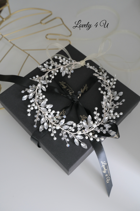 diadema mireasă, coroniță mireasă, accesoriu păr mireasă, diadema handmade, coroniță cu perle, accesoriu elegant mireasă, bijuterii mireasă, diademă placată cu argint, accesorii păr nuntă, diademă delicată, coroniță finuță mireasă, diadema sofisticată, accesoriu boho mireasă, diademă cu pietricele, diademă pentru coc, accesoriu păr elegant, coroniță de lux mireasă, bijuterii nuntă, diademă cu flori, accesoriu păr placat cu argint, coroniță rafinată, accesoriu păr delicat, accesorii Lovely 4 U, accesoriu păr evenimente speciale, bijuterii deosebite mireasă, diademă pentru coafuri romantice, accesoriu păr premium, diademă cu cristale și perle, accesoriu handmade, coroniță pentru bucle lejere, accesoriu păr mireasă elegant, bijuterii placate cu argint, accesoriu mireasă regal, diademă pentru voal mireasă, coroniță sofisticată pentru nuntă, accesoriu păr rafinat. [7]