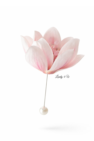 MARTIE - Mărțișor pentru o zi, eleganță pentru tot anul - Broșă handmade MAGNOLIA GRACE, pin de rever cu perla cu design floral magnolie și mesaj motivațional ascuns. Realizată manual în România. Accesoriu statement cu sens, creat de LOVELY 4 U.