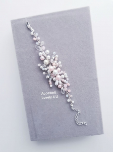Brățară mireasă Romelia - Eleganță handmade cu perle și cristale    Descoperă brățara handmade Romelia, un accesoriu elegant și rafinat, realizat manual din perle albe și roz, cristale delicate și fir placat cu argint 925. Perfectă pentru mirese, nașe, domnișoare de onoare sau cununii civile. O bijuterie unicat Lovely 4 U, creată cu dragoste și atenție la detalii. [6]