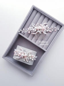 Brățară mireasă Romelia - Eleganță handmade cu perle și cristale    Descoperă brățara handmade Romelia, un accesoriu elegant și rafinat, realizat manual din perle albe și roz, cristale delicate și fir placat cu argint 925. Perfectă pentru mirese, nașe, domnișoare de onoare sau cununii civile. O bijuterie unicat Lovely 4 U, creată cu dragoste și atenție la detalii. [9]