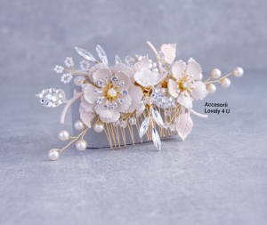 **Titlul Imaginii Principale:**   Diadema Mireasă NORVINA – Accesoriu Floral Handmade cu Perle Swarovski și Cristale, Placată cu Aur, Elegant și Rafinat, Bijuterii Unicat Lovely 4 U, Accesoriu de Păr Mireasă, Coroniță Delicată pentru Nuntă, Accesorii Handmade RomâniaPIEPTAN MIREASA, DIADEMA MIREASA, ACCESORIU PAR MIREASA, ACCESORII DE PAR MIRESE, ACCESORII NUNTA, ACCESORII CU PERLE, DIADEMA CU PERLE, PIEPTAN VOAL MIREASA, BIJUTERII PAR MIREASA, CORONITA, TIARA, swarovski, DIADEME SWAROVSKI, DIADEME MIRESE, PERLE SWAROVSKI , DIADEMA CU FLORI, DIADEMA CU FRUNZE, DIADEME CU PIEPRICELE [8]