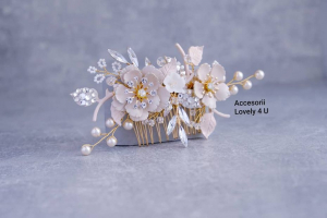 **Titlul Imaginii Principale:**   Diadema Mireasă NORVINA – Accesoriu Floral Handmade cu Perle Swarovski și Cristale, Placată cu Aur, Elegant și Rafinat, Bijuterii Unicat Lovely 4 U, Accesoriu de Păr Mireasă, Coroniță Delicată pentru Nuntă, Accesorii Handmade RomâniaPIEPTAN MIREASA, DIADEMA MIREASA, ACCESORIU PAR MIREASA, ACCESORII DE PAR MIRESE, ACCESORII NUNTA, ACCESORII CU PERLE, DIADEMA CU PERLE, PIEPTAN VOAL MIREASA, BIJUTERII PAR MIREASA, CORONITA, TIARA, swarovski, DIADEME SWAROVSKI, DIADEME MIRESE, PERLE SWAROVSKI , DIADEMA CU FLORI, DIADEMA CU FRUNZE, DIADEME CU PIEPRICELE [13]