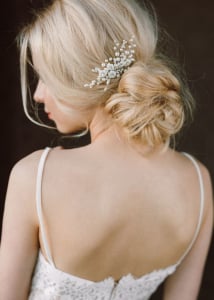 PIEPTAN MIREASA, DIADEMA MIREASA, ACCESORIU PAR MIREASA, ACCESORII DE PAR MIRESE, ACCESORII NUNTA, ACCESORII CU PERLE, DIADEMA CU PERLE, PIEPTAN VOAL MIREASA, BIJUTERII PAR MIREASA, CORONITA, TIARA, diadema cu flori, diadema argint, agrafe coc, Diadema coc mireasa, Set bijuterii mireasa