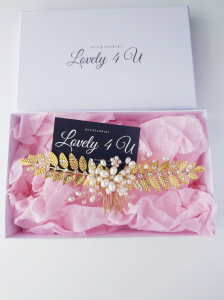 accesorii lovely 4 u , accesoriu auriu de par, accesoriu cu frunze, accesoriu romantic de par, coafura mireasa, diadema mireasa, idei coafura mireasa, pieptene de par mireasa, Diadema mireasa, Tiara mireasa, Bijuterii 2024, accesoriu stil grecesc, accesoriu frunze aurii, bijuterii frunze, diadema cu frunze,  accesoriu mireasa cu perle, diadema coc mireasa, accesoriu pentru coafuri cu bucle [5]