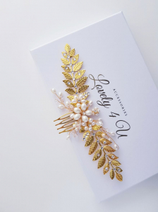 accesorii lovely 4 u , accesoriu auriu de par, accesoriu cu frunze, accesoriu romantic de par, coafura mireasa, diadema mireasa, idei coafura mireasa, pieptene de par mireasa, Diadema mireasa, Tiara mireasa, Bijuterii 2024, accesoriu stil grecesc, accesoriu frunze aurii, bijuterii frunze, diadema cu frunze,  accesoriu mireasa cu perle, diadema coc mireasa, accesoriu pentru coafuri cu bucle [1]