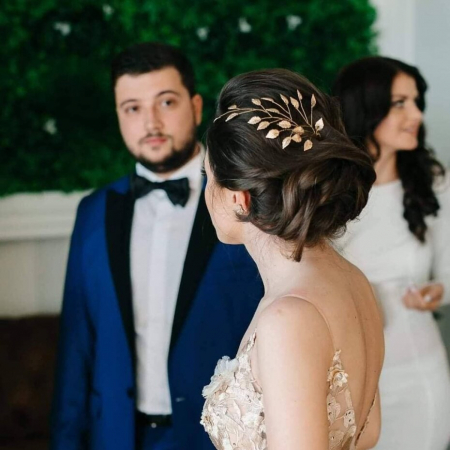 Accesorii mirese, Accesorii nasa , Agrafa stil grecesc,Diadema LORIS – Accesoriu Handmade Elegant pentru Mirese, Diadema LORIS – Frunzulițe Metalice Placate cu Aur 18K, Diadema LORIS – Design Sofisticat și Natural, Diadema LORIS – Perfectă pentru Cocuri și Împletituri, Diadema LORIS – Accesoriu Versatil pentru Mirese, Diadema LORIS – Varianta Argintie cu Pietricele Verzi, Diadema LORIS – Strălucire și Eleganță pentru Evenimente Speciale, Accesorii de par cu frunze aurii,Accesorii  frunza, accesoriu de par mirese cu frunze, bijuterii par mireasa, agrafe coc mireasa, Accesorii stil grecesc, Accesorii LOVELY 4 U [2]