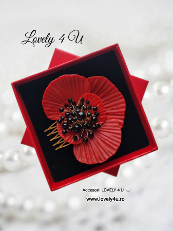 accesoriu păr mac, floare mac handmade, agrafă mac roșu, accesoriu păr mireasă, floare handmade păr, bijuterie păr handmade, floare roșie cu perle, agrafă elegantă păr, accesoriu de păr unicat, Lovely 4 U mac, bijuterii păr handmade, cadou femei elegant, floare mac mireasă, [1]