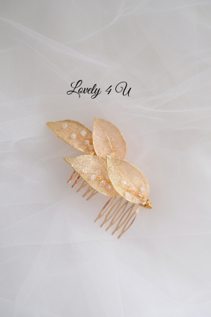 PIEPTAM MIREASA, ACCESORIU BOEM MIREASA,  DIADEMA MIREASA,  CORONITA MIREASA, ACCESORII LOVELY 4 U, PIEPTAN VOAL MIREASA, PIEPTAN CU CRISTALE SWAROVSKI,  DIADEMA CU SWAROVSKI, TIARA, ACCESORIU FRUNZE, diadema stil grecesc, pieptan cu frunze, frunze aurii, cristale swarovski, pieptan auriu, accesorii lovely 4 u, coafuri mireasa 2024, coafura par bulcle mireasa cu diadema, diadema lateral cu parul desfacut, accesorii de coc mireasa [1]
