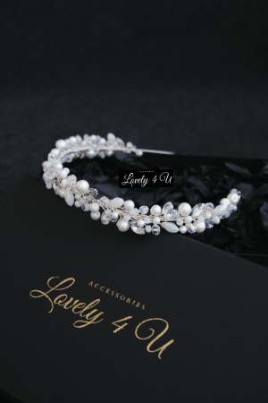 Coronita mireasa cu perle, Coronita Lovely 4 u, BENTITA MIREASA, Coronița ALICE – Accesoriu Handmade Elegant pentru Mirese | LOVELY 4 U ,  Coronița ALICE – Rafinament și Strălucire pentru Ziua Nunții | Lovely 4 U,  Diademă Mireasă ALICE – Coroniță Handmade cu Perle și Cristale,  Coronița ALICE – Accesoriu Mireasă Placat cu Argint 925 | Lovely 4 U,  Coronița de Mireasă ALICE – Eleganță și Stil pentru Evenimente Speciale,  Accesoriu Handmade ALICE – Coroniță de Lux pentru Coafuri Mireasă,  Coronița ALICE – Strălucire și Autenticitate pentru Nunta Ta | Lovely 4 U,DIADEMA FLEXIBILA MIREASA, ACCESORII PAR MIREASA, BENTITA  CU PERLE MIREASA, ACCESORII DE PAR MIREASA, CORONITA MIREASA, CORONITA FLEXIBILA MIREASA, BENTITE MIRESE, ACCESORII NUNTA [2]