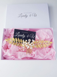 accesorii lovely 4 u , accesoriu auriu de par, accesoriu cu frunze, accesoriu romantic de par, coafura mireasa, diadema mireasa, idei coafura mireasa, pieptene de par mireasa, Diadema mireasa, Tiara mireasa, Bijuterii 2024, accesoriu stil grecesc, accesoriu frunze aurii, bijuterii frunze, diadema cu frunze,  accesoriu mireasa cu perle, diadema coc mireasa, accesoriu pentru coafuri cu bucle [7]