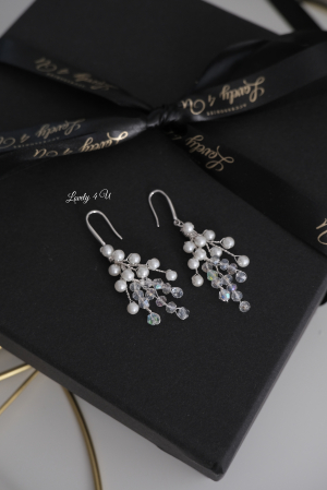cercei mireasă, cercei lungi cu perle, cercei lungi cu cristale, cercei handmade România, cercei argint 925, cercei placat aur alb, cercei eleganți eveniment, cercei lungi mireasă, cercei cununie civilă, cercei nuntă handmade, cercei cu perle și cristale, cercei mireasă albi, cercei damă eleganți, cercei bridal handmade, bijuterii mireasă România, cercei lungi rafinați, cercei Lovely 4 U, cercei cu torțițe argint, cercei lungi eleganți, [3]