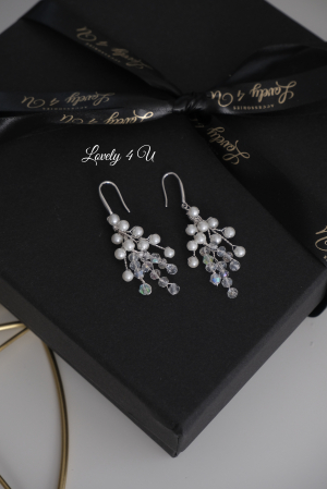 cercei mireasă, cercei lungi cu perle, cercei lungi cu cristale, cercei handmade România, cercei argint 925, cercei placat aur alb, cercei eleganți eveniment, cercei lungi mireasă, cercei cununie civilă, cercei nuntă handmade, cercei cu perle și cristale, cercei mireasă albi, cercei damă eleganți, cercei bridal handmade, bijuterii mireasă România, cercei lungi rafinați, cercei Lovely 4 U, cercei cu torțițe argint, cercei lungi eleganți, [4]