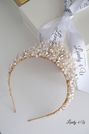 TIARA MIREASA, DIADEMA AURIE MIREASA, Coronița ANITA – Accesoriu Handmade Elegant pentru Mirese, | LOVELY 4 U Coronița ANITA – Eleganță Aurie cu Perle și Cristale Swarovski, Diademă Mireasă ANITA – Coroniță Handmade cu Strălucire Regală, Coronița ANITA – Accesoriu de Lux pentru Mirese, Placat cu Aur, Coronița de Mireasă ANITA – Rafinament și Strălucire pentru Ziua Nunții, ANITA – Coroniță Aurie Handmade, Ideală pentru Mirese Elegante, Accesoriu de Păr ANITA – Coroniță cu Cristale și Perle Swarovski, accesoriu auriu mireasa, accesoriu pentru par, coronita aurie, coronita mireasa, diadema mireasa, tiara cu frunze aurii, TIARA MIREASA, tiara nunta, accesorii LOVELY 4 U, Coronita de lux, mireasa 2024, coronita cu perle mireasa, coroana mireasa, coronita inalta mireasa, coronita premium, coronite de par pentru mirese,ACCESORII PAR MIREASA, CORONITA CU PERLE MIREASA, ACCESORII DE PAR MIREASA, CORONITA MIREASA, CORONITA Swarovski MIREASA, Coronita MIRESE, ACCESORII  SWAROVSKI [20]