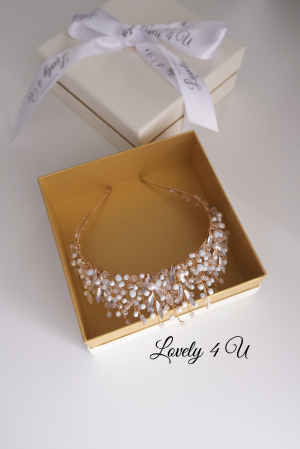 TIARA MIREASA, DIADEMA AURIE MIREASA, Coronița ANITA – Accesoriu Handmade Elegant pentru Mirese, | LOVELY 4 U Coronița ANITA – Eleganță Aurie cu Perle și Cristale Swarovski, Diademă Mireasă ANITA – Coroniță Handmade cu Strălucire Regală, Coronița ANITA – Accesoriu de Lux pentru Mirese, Placat cu Aur, Coronița de Mireasă ANITA – Rafinament și Strălucire pentru Ziua Nunții, ANITA – Coroniță Aurie Handmade, Ideală pentru Mirese Elegante, Accesoriu de Păr ANITA – Coroniță cu Cristale și Perle Swarovski, accesoriu auriu mireasa, accesoriu pentru par, coronita aurie, coronita mireasa, diadema mireasa, tiara cu frunze aurii, TIARA MIREASA, tiara nunta, accesorii LOVELY 4 U, Coronita de lux, mireasa 2024, coronita cu perle mireasa, coroana mireasa, coronita inalta mireasa, coronita premium, coronite de par pentru mirese,ACCESORII PAR MIREASA, CORONITA CU PERLE MIREASA, ACCESORII DE PAR MIREASA, CORONITA MIREASA, CORONITA Swarovski MIREASA, Coronita MIRESE, ACCESORII  SWAROVSKI [6]