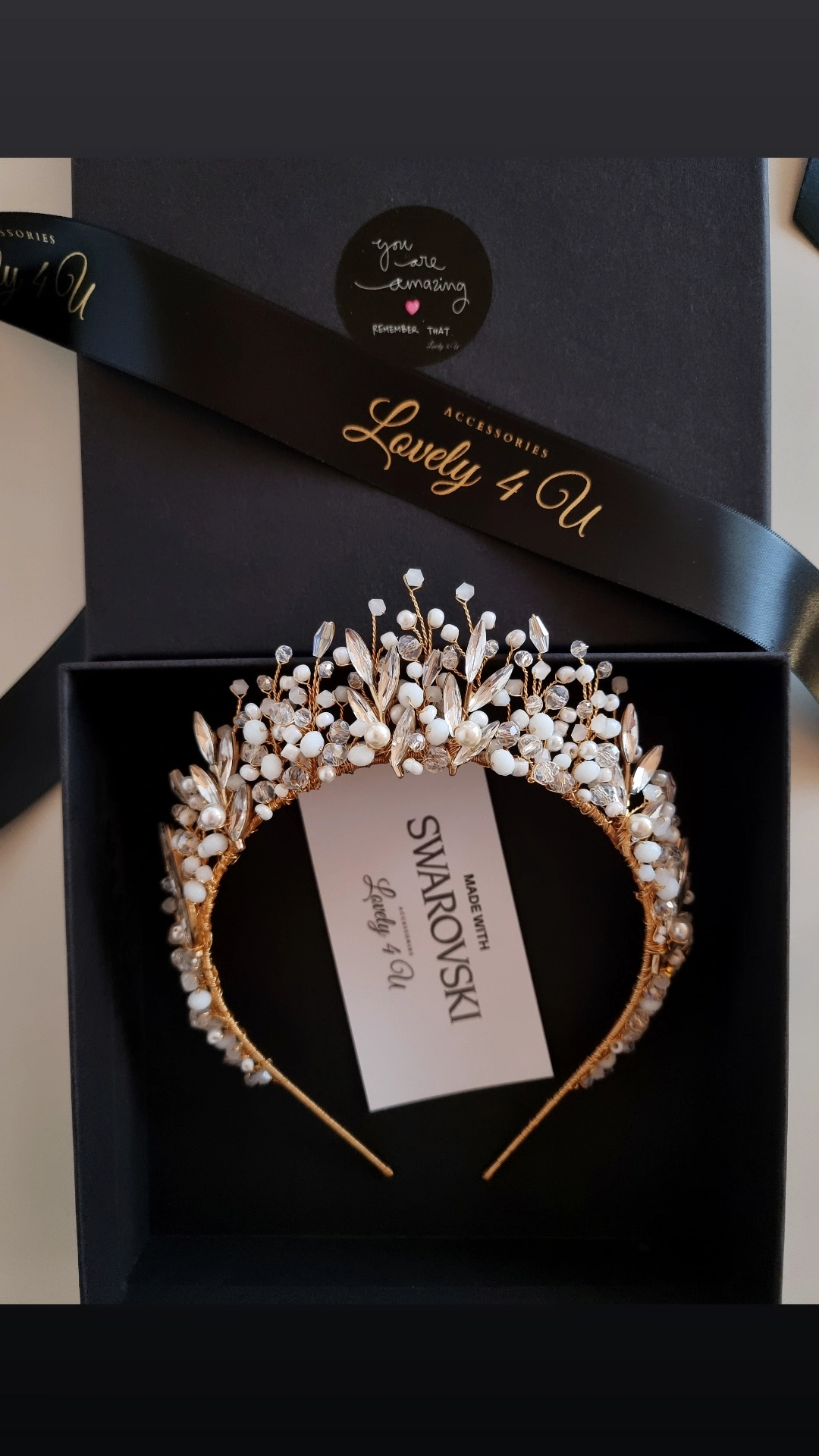 TIARA MIREASA, DIADEMA AURIE MIREASA, Coronița ANITA – Accesoriu Handmade Elegant pentru Mirese, | LOVELY 4 U Coronița ANITA – Eleganță Aurie cu Perle și Cristale Swarovski, Diademă Mireasă ANITA – Coroniță Handmade cu Strălucire Regală, Coronița ANITA – Accesoriu de Lux pentru Mirese, Placat cu Aur, Coronița de Mireasă ANITA – Rafinament și Strălucire pentru Ziua Nunții, ANITA – Coroniță Aurie Handmade, Ideală pentru Mirese Elegante, Accesoriu de Păr ANITA – Coroniță cu Cristale și Perle Swarovski, accesoriu auriu mireasa, accesoriu pentru par, coronita aurie, coronita mireasa, diadema mireasa, tiara cu frunze aurii, TIARA MIREASA, tiara nunta, accesorii LOVELY 4 U, Coronita de lux, mireasa 2024, coronita cu perle mireasa, coroana mireasa, coronita inalta mireasa, coronita premium, coronite de par pentru mirese,ACCESORII PAR MIREASA, CORONITA CU PERLE MIREASA, ACCESORII DE PAR MIREASA, CORONITA MIREASA, CORONITA Swarovski MIREASA, Coronita MIRESE, ACCESORII  SWAROVSKI [34]