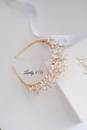 TIARA MIREASA, DIADEMA AURIE MIREASA, Coronița ANITA – Accesoriu Handmade Elegant pentru Mirese, | LOVELY 4 U Coronița ANITA – Eleganță Aurie cu Perle și Cristale Swarovski, Diademă Mireasă ANITA – Coroniță Handmade cu Strălucire Regală, Coronița ANITA – Accesoriu de Lux pentru Mirese, Placat cu Aur, Coronița de Mireasă ANITA – Rafinament și Strălucire pentru Ziua Nunții, ANITA – Coroniță Aurie Handmade, Ideală pentru Mirese Elegante, Accesoriu de Păr ANITA – Coroniță cu Cristale și Perle Swarovski, accesoriu auriu mireasa, accesoriu pentru par, coronita aurie, coronita mireasa, diadema mireasa, tiara cu frunze aurii, TIARA MIREASA, tiara nunta, accesorii LOVELY 4 U, Coronita de lux, mireasa 2024, coronita cu perle mireasa, coroana mireasa, coronita inalta mireasa, coronita premium, coronite de par pentru mirese,ACCESORII PAR MIREASA, CORONITA CU PERLE MIREASA, ACCESORII DE PAR MIREASA, CORONITA MIREASA, CORONITA Swarovski MIREASA, Coronita MIRESE, ACCESORII  SWAROVSKI [7]