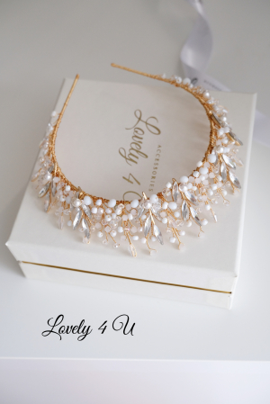 TIARA MIREASA, DIADEMA AURIE MIREASA, Coronița ANITA – Accesoriu Handmade Elegant pentru Mirese, | LOVELY 4 U Coronița ANITA – Eleganță Aurie cu Perle și Cristale Swarovski, Diademă Mireasă ANITA – Coroniță Handmade cu Strălucire Regală, Coronița ANITA – Accesoriu de Lux pentru Mirese, Placat cu Aur, Coronița de Mireasă ANITA – Rafinament și Strălucire pentru Ziua Nunții, ANITA – Coroniță Aurie Handmade, Ideală pentru Mirese Elegante, Accesoriu de Păr ANITA – Coroniță cu Cristale și Perle Swarovski, accesoriu auriu mireasa, accesoriu pentru par, coronita aurie, coronita mireasa, diadema mireasa, tiara cu frunze aurii, TIARA MIREASA, tiara nunta, accesorii LOVELY 4 U, Coronita de lux, mireasa 2024, coronita cu perle mireasa, coroana mireasa, coronita inalta mireasa, coronita premium, coronite de par pentru mirese,ACCESORII PAR MIREASA, CORONITA CU PERLE MIREASA, ACCESORII DE PAR MIREASA, CORONITA MIREASA, CORONITA Swarovski MIREASA, Coronita MIRESE, ACCESORII  SWAROVSKI [24]