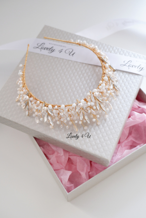 TIARA MIREASA, DIADEMA AURIE MIREASA, Coronița ANITA – Accesoriu Handmade Elegant pentru Mirese, | LOVELY 4 U Coronița ANITA – Eleganță Aurie cu Perle și Cristale Swarovski, Diademă Mireasă ANITA – Coroniță Handmade cu Strălucire Regală, Coronița ANITA – Accesoriu de Lux pentru Mirese, Placat cu Aur, Coronița de Mireasă ANITA – Rafinament și Strălucire pentru Ziua Nunții, ANITA – Coroniță Aurie Handmade, Ideală pentru Mirese Elegante, Accesoriu de Păr ANITA – Coroniță cu Cristale și Perle Swarovski, accesoriu auriu mireasa, accesoriu pentru par, coronita aurie, coronita mireasa, diadema mireasa, tiara cu frunze aurii, TIARA MIREASA, tiara nunta, accesorii LOVELY 4 U, Coronita de lux, mireasa 2024, coronita cu perle mireasa, coroana mireasa, coronita inalta mireasa, coronita premium, coronite de par pentru mirese,ACCESORII PAR MIREASA, CORONITA CU PERLE MIREASA, ACCESORII DE PAR MIREASA, CORONITA MIREASA, CORONITA Swarovski MIREASA, Coronita MIRESE, ACCESORII  SWAROVSKI [21]