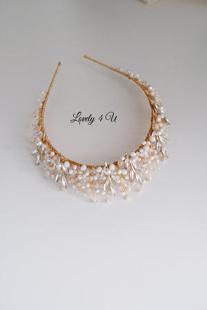 TIARA MIREASA, DIADEMA AURIE MIREASA, Coronița ANITA – Accesoriu Handmade Elegant pentru Mirese, | LOVELY 4 U Coronița ANITA – Eleganță Aurie cu Perle și Cristale Swarovski, Diademă Mireasă ANITA – Coroniță Handmade cu Strălucire Regală, Coronița ANITA – Accesoriu de Lux pentru Mirese, Placat cu Aur, Coronița de Mireasă ANITA – Rafinament și Strălucire pentru Ziua Nunții, ANITA – Coroniță Aurie Handmade, Ideală pentru Mirese Elegante, Accesoriu de Păr ANITA – Coroniță cu Cristale și Perle Swarovski, accesoriu auriu mireasa, accesoriu pentru par, coronita aurie, coronita mireasa, diadema mireasa, tiara cu frunze aurii, TIARA MIREASA, tiara nunta, accesorii LOVELY 4 U, Coronita de lux, mireasa 2024, coronita cu perle mireasa, coroana mireasa, coronita inalta mireasa, coronita premium, coronite de par pentru mirese,ACCESORII PAR MIREASA, CORONITA CU PERLE MIREASA, ACCESORII DE PAR MIREASA, CORONITA MIREASA, CORONITA Swarovski MIREASA, Coronita MIRESE, ACCESORII  SWAROVSKI [30]