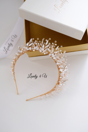 TIARA MIREASA, DIADEMA AURIE MIREASA, Coronița ANITA – Accesoriu Handmade Elegant pentru Mirese, | LOVELY 4 U Coronița ANITA – Eleganță Aurie cu Perle și Cristale Swarovski, Diademă Mireasă ANITA – Coroniță Handmade cu Strălucire Regală, Coronița ANITA – Accesoriu de Lux pentru Mirese, Placat cu Aur, Coronița de Mireasă ANITA – Rafinament și Strălucire pentru Ziua Nunții, ANITA – Coroniță Aurie Handmade, Ideală pentru Mirese Elegante, Accesoriu de Păr ANITA – Coroniță cu Cristale și Perle Swarovski, accesoriu auriu mireasa, accesoriu pentru par, coronita aurie, coronita mireasa, diadema mireasa, tiara cu frunze aurii, TIARA MIREASA, tiara nunta, accesorii LOVELY 4 U, Coronita de lux, mireasa 2024, coronita cu perle mireasa, coroana mireasa, coronita inalta mireasa, coronita premium, coronite de par pentru mirese,ACCESORII PAR MIREASA, CORONITA CU PERLE MIREASA, ACCESORII DE PAR MIREASA, CORONITA MIREASA, CORONITA Swarovski MIREASA, Coronita MIRESE, ACCESORII  SWAROVSKI [5]