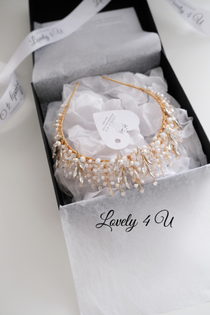 TIARA MIREASA, DIADEMA AURIE MIREASA, Coronița ANITA – Accesoriu Handmade Elegant pentru Mirese, | LOVELY 4 U Coronița ANITA – Eleganță Aurie cu Perle și Cristale Swarovski, Diademă Mireasă ANITA – Coroniță Handmade cu Strălucire Regală, Coronița ANITA – Accesoriu de Lux pentru Mirese, Placat cu Aur, Coronița de Mireasă ANITA – Rafinament și Strălucire pentru Ziua Nunții, ANITA – Coroniță Aurie Handmade, Ideală pentru Mirese Elegante, Accesoriu de Păr ANITA – Coroniță cu Cristale și Perle Swarovski, accesoriu auriu mireasa, accesoriu pentru par, coronita aurie, coronita mireasa, diadema mireasa, tiara cu frunze aurii, TIARA MIREASA, tiara nunta, accesorii LOVELY 4 U, Coronita de lux, mireasa 2024, coronita cu perle mireasa, coroana mireasa, coronita inalta mireasa, coronita premium, coronite de par pentru mirese,ACCESORII PAR MIREASA, CORONITA CU PERLE MIREASA, ACCESORII DE PAR MIREASA, CORONITA MIREASA, CORONITA Swarovski MIREASA, Coronita MIRESE, ACCESORII  SWAROVSKI [25]
