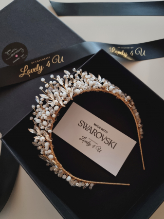 TIARA MIREASA, DIADEMA AURIE MIREASA, Coronița ANITA – Accesoriu Handmade Elegant pentru Mirese, | LOVELY 4 U Coronița ANITA – Eleganță Aurie cu Perle și Cristale Swarovski, Diademă Mireasă ANITA – Coroniță Handmade cu Strălucire Regală, Coronița ANITA – Accesoriu de Lux pentru Mirese, Placat cu Aur, Coronița de Mireasă ANITA – Rafinament și Strălucire pentru Ziua Nunții, ANITA – Coroniță Aurie Handmade, Ideală pentru Mirese Elegante, Accesoriu de Păr ANITA – Coroniță cu Cristale și Perle Swarovski, accesoriu auriu mireasa, accesoriu pentru par, coronita aurie, coronita mireasa, diadema mireasa, tiara cu frunze aurii, TIARA MIREASA, tiara nunta, accesorii LOVELY 4 U, Coronita de lux, mireasa 2024, coronita cu perle mireasa, coroana mireasa, coronita inalta mireasa, coronita premium, coronite de par pentru mirese,ACCESORII PAR MIREASA, CORONITA CU PERLE MIREASA, ACCESORII DE PAR MIREASA, CORONITA MIREASA, CORONITA Swarovski MIREASA, Coronita MIRESE, ACCESORII  SWAROVSKI [4]