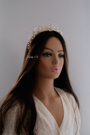 TIARA MIREASA, DIADEMA AURIE MIREASA, Coronița ANITA – Accesoriu Handmade Elegant pentru Mirese, | LOVELY 4 U Coronița ANITA – Eleganță Aurie cu Perle și Cristale Swarovski, Diademă Mireasă ANITA – Coroniță Handmade cu Strălucire Regală, Coronița ANITA – Accesoriu de Lux pentru Mirese, Placat cu Aur, Coronița de Mireasă ANITA – Rafinament și Strălucire pentru Ziua Nunții, ANITA – Coroniță Aurie Handmade, Ideală pentru Mirese Elegante, Accesoriu de Păr ANITA – Coroniță cu Cristale și Perle Swarovski, accesoriu auriu mireasa, accesoriu pentru par, coronita aurie, coronita mireasa, diadema mireasa, tiara cu frunze aurii, TIARA MIREASA, tiara nunta, accesorii LOVELY 4 U, Coronita de lux, mireasa 2024, coronita cu perle mireasa, coroana mireasa, coronita inalta mireasa, coronita premium, coronite de par pentru mirese,ACCESORII PAR MIREASA, CORONITA CU PERLE MIREASA, ACCESORII DE PAR MIREASA, CORONITA MIREASA, CORONITA Swarovski MIREASA, Coronita MIRESE, ACCESORII  SWAROVSKI [28]