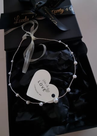 bentiță mireasă, bentiță cu perle, bentiță handmade, accesoriu păr mireasă, bentiță mireasă discretă, bentiță mireasă ivory, bentiță mireasă argint, bentiță mireasă aurie, bentiță mireasă rose-gold, bentiță păr împletituri, bentiță păr coc, bentiță mireasă flexibilă, bentiță personalizată mireasă, accesorii păr nuntă, accesorii păr handmade, bijuterii mireasă România, Lovely 4 U bentiță, bentiță mireasă elegantă, bentiță mireasă simplă, bentiță mireasă rafinată, [2]
